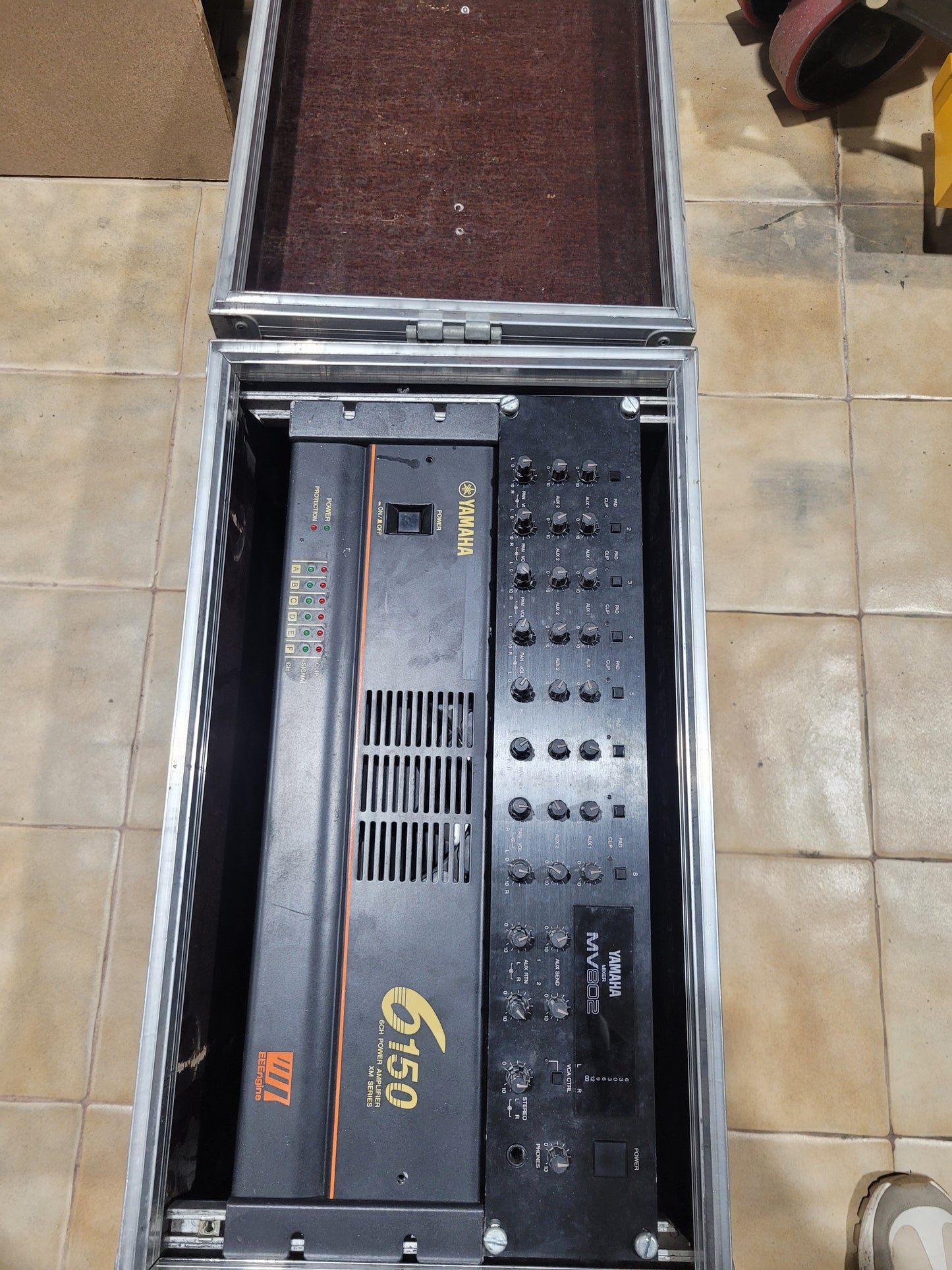 Rack de misturador e amplificador Amplificador YAMAHA – MV802 / 6-150