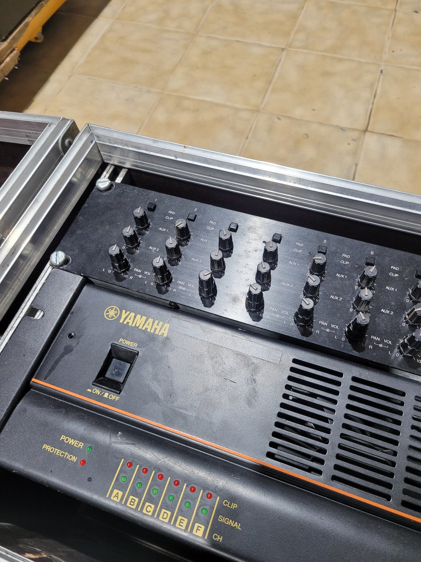 Rack de misturador e amplificador Amplificador YAMAHA – MV802 / 6-150