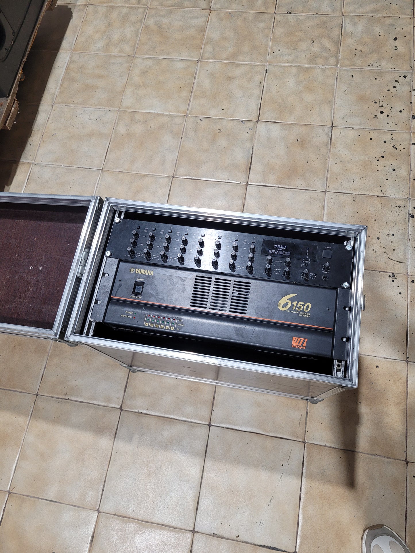 Rack de misturador e amplificador Amplificador YAMAHA – MV802 / 6-150