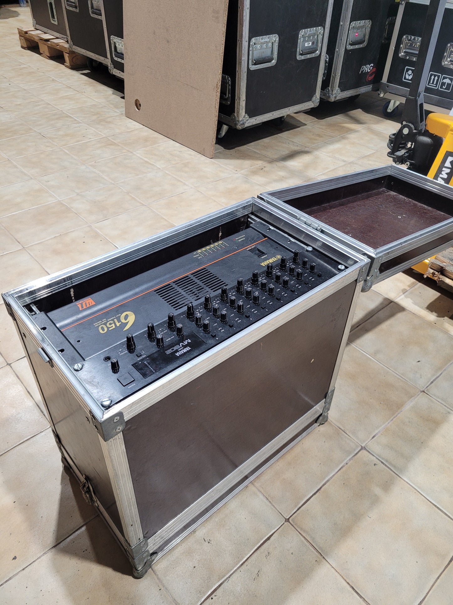 Rack de misturador e amplificador Amplificador YAMAHA – MV802 / 6-150