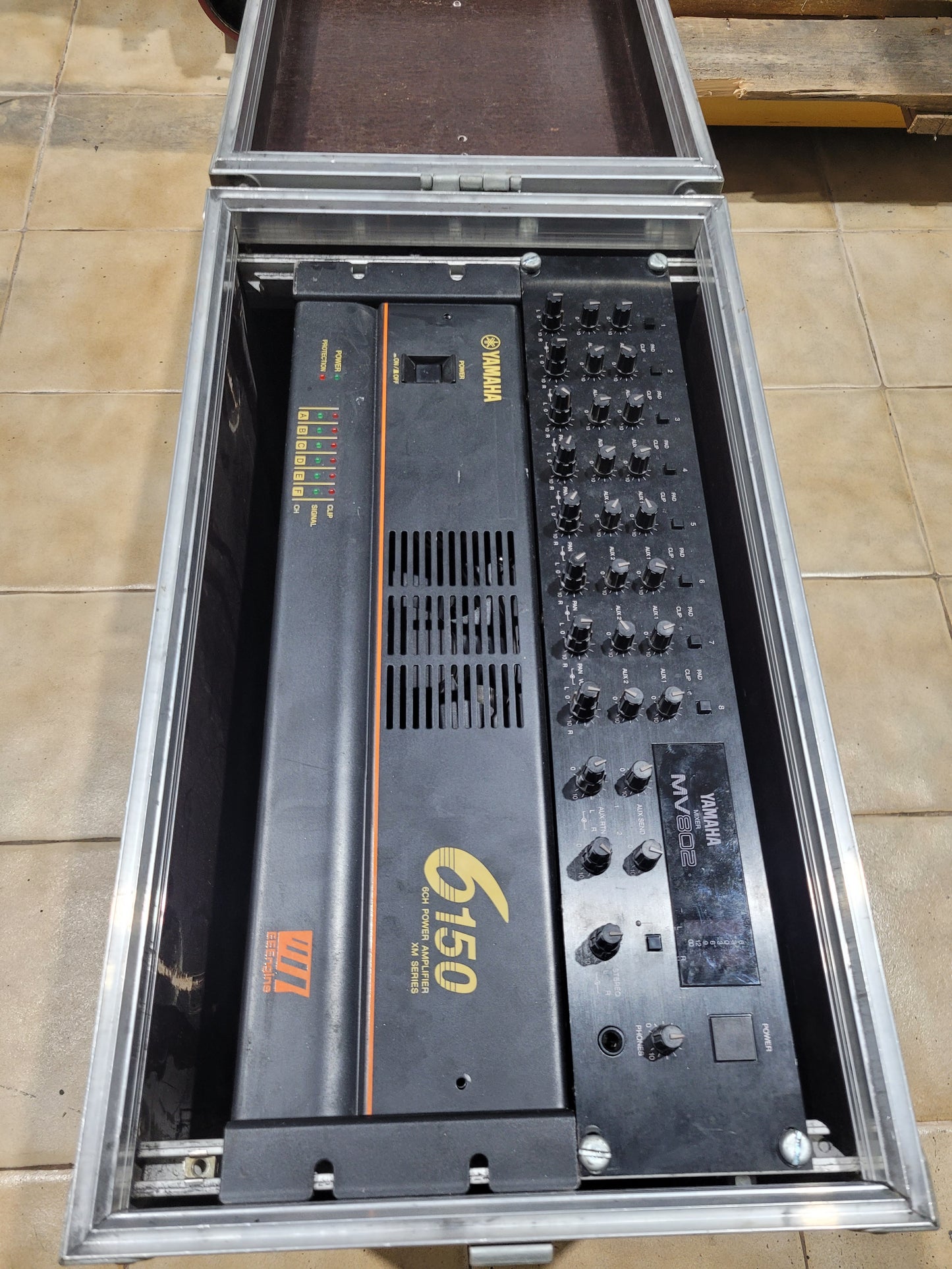 Rack de misturador e amplificador Amplificador YAMAHA – MV802 / 6-150
